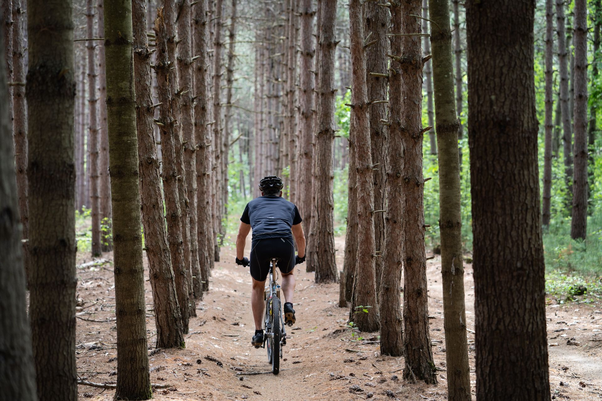 Man op mountainbike in het bos